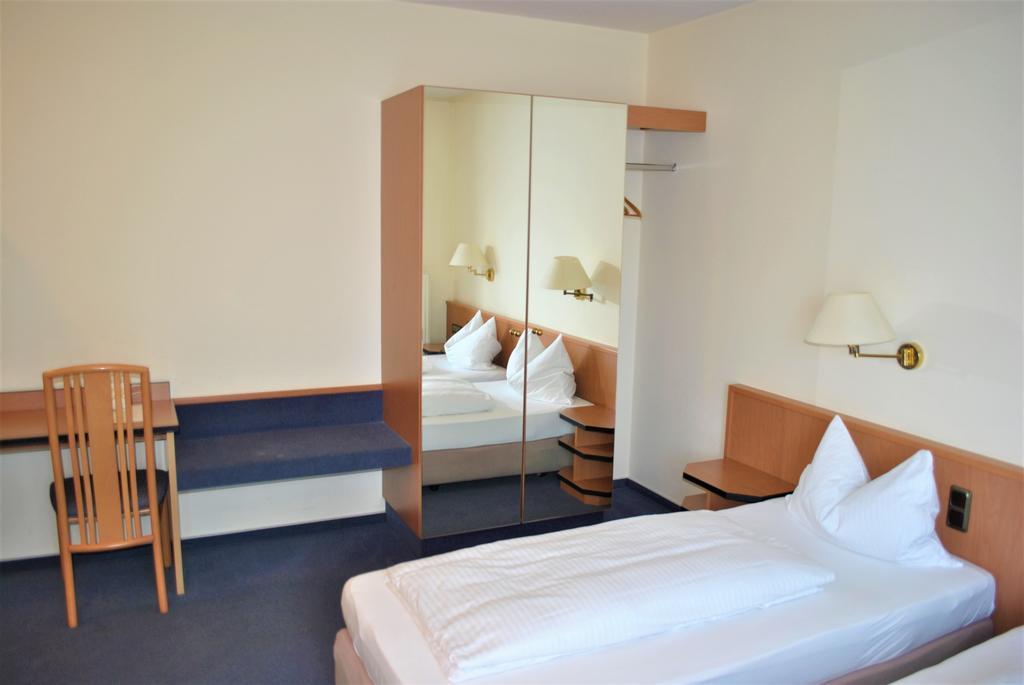 Hotel Garni Am Schäfersberg Niedernhausen Zimmer foto