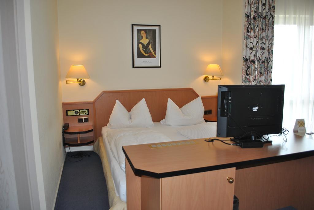 Hotel Garni Am Schäfersberg Niedernhausen Zimmer foto
