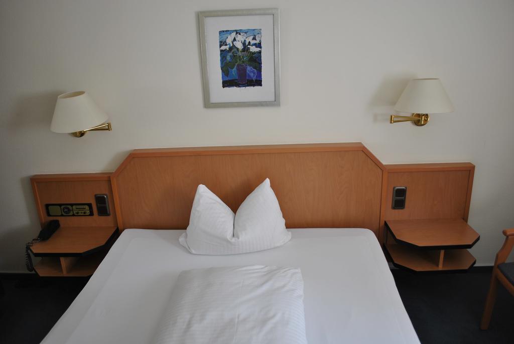 Hotel Garni Am Schäfersberg Niedernhausen Zimmer foto