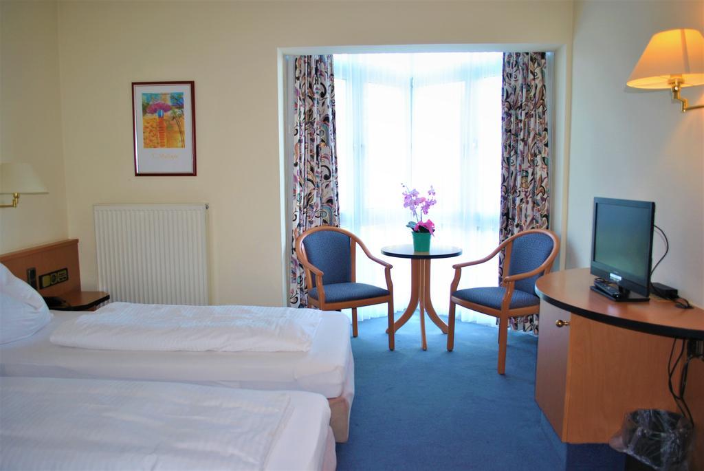 Hotel Garni Am Schäfersberg Niedernhausen Zimmer foto