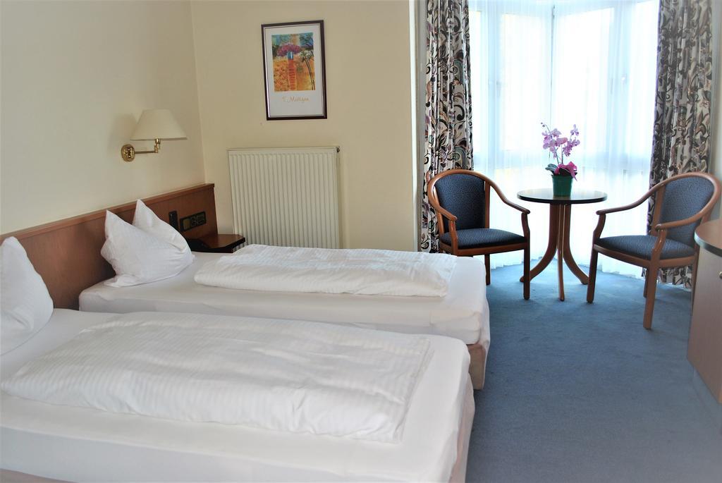 Hotel Garni Am Schäfersberg Niedernhausen Zimmer foto