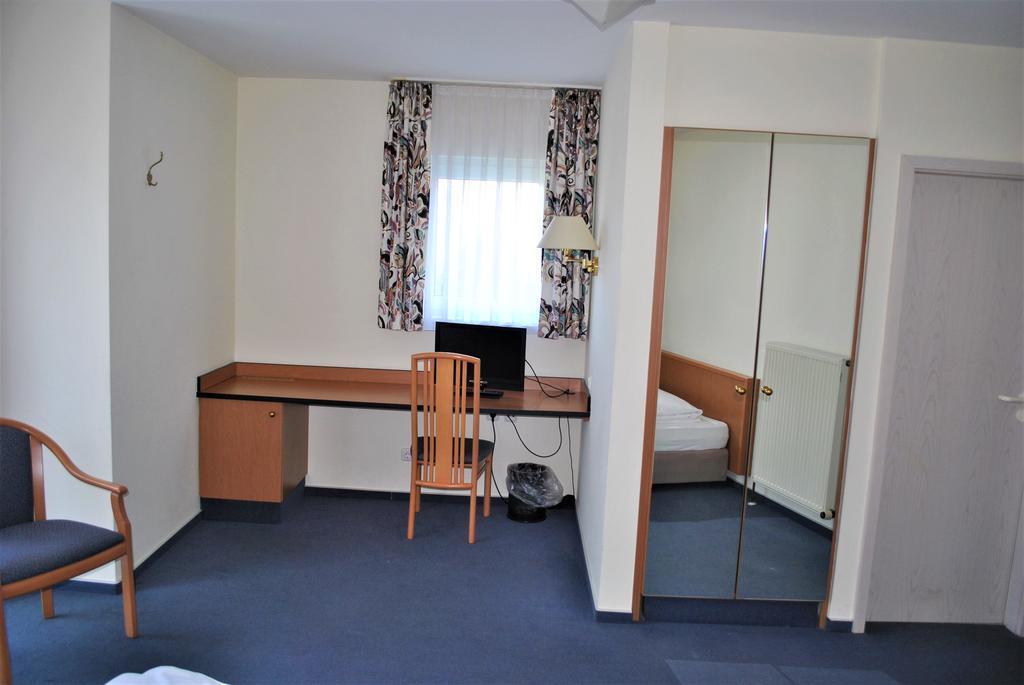Hotel Garni Am Schäfersberg Niedernhausen Zimmer foto