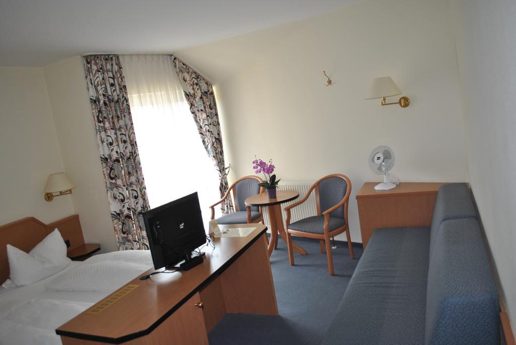 Hotel Garni Am Schäfersberg Niedernhausen Exterior foto